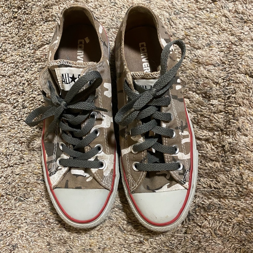 Like new low top Camo converse